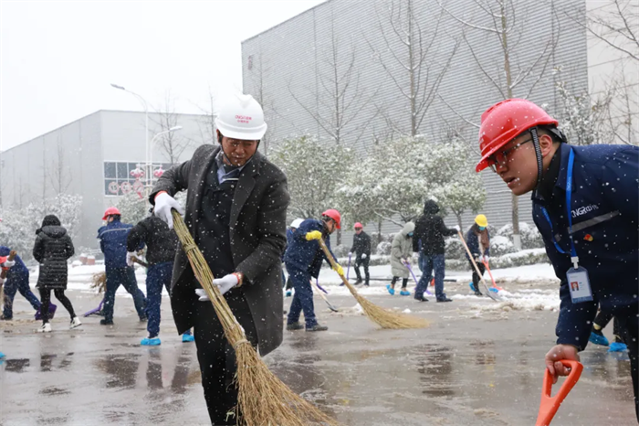 点赞！扫雪除冰，，，，，，，，他们是最美的景致