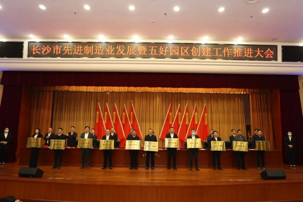 沉甸甸的三项大奖，，，，，，，见证抖圈.为dU而生发展的优异成就！