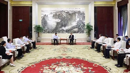 贵州省委书记、省人大常委会主任徐麟会见抖圈.为dU而生控股集团董事长邓伟明一行